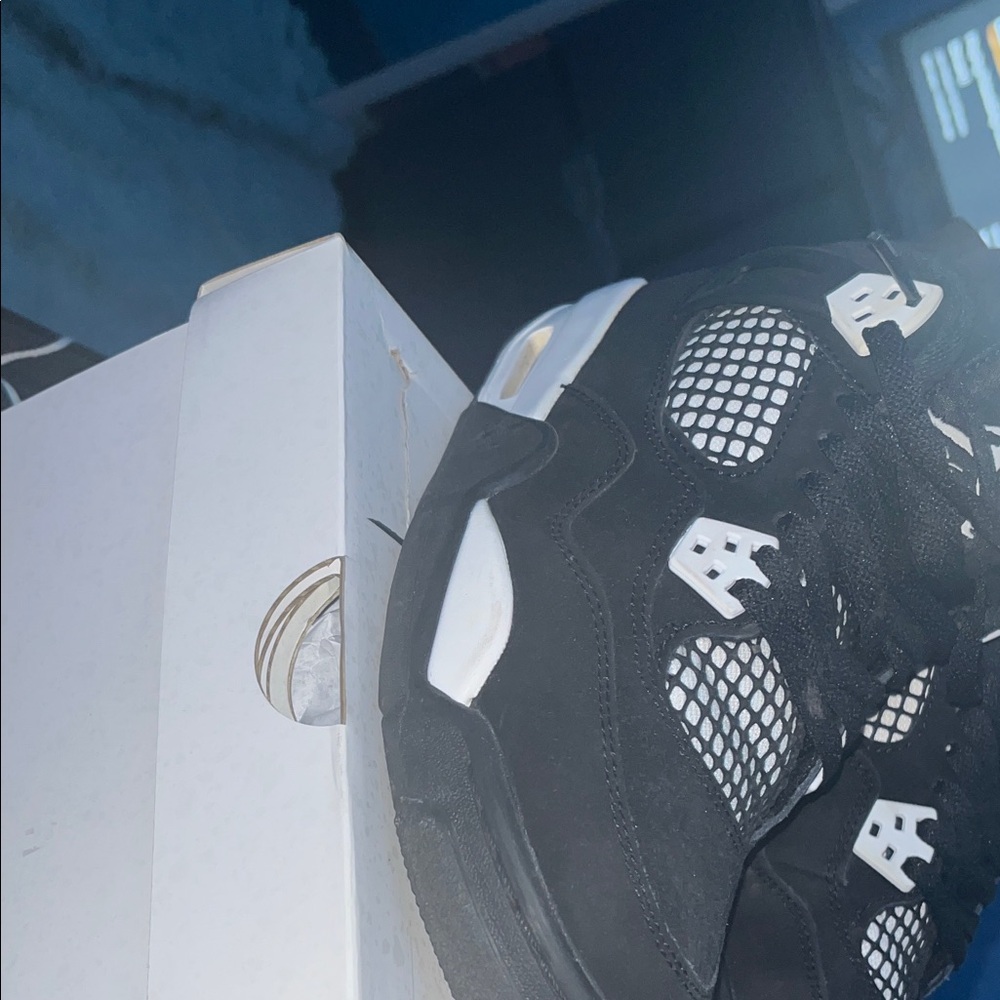 Jordan 4 white thunders